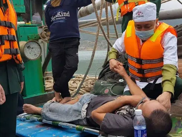 Tàu cá bốc cháy dữ dội, 8 thuyền viên vội nhảy xuống biển thoát thân