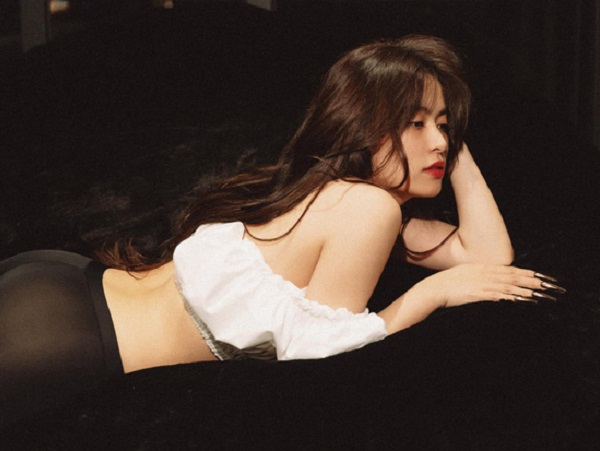 Có ai như Hoàng Thùy Linh: Không cần vòng 1 ngồn ngộn, body siêu nuột nhưng vẫn gây trầm trồ với bộ ảnh ngẫu hứng tại gia