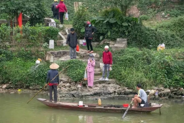 Ngán ngẩm cảnh nhiều người chèo thuyền chờ kích điện vớt cá tiễn ông Công ông Táo