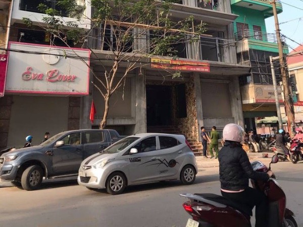 Nghe tiếng động lớn, chạy ra thấy người đàn ông rơi từ tầng cao xuống tử vong