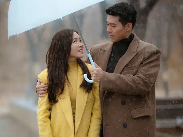 Son Ye Jin và Hyun Bin bị bắt gặp đưa cún cưng đi dạo ngoài sông Hàn?
