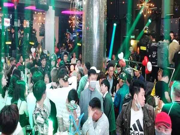 Đang bị 'tầm nã' vì gây ra vụ nổ súng, giang hồ đất Cảng vẫn vào quán bar ăn chơi