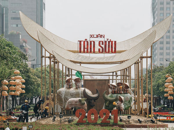 Cận cảnh đường hoa Nguyễn Huệ Tết Tân Sửu 2021 đang gấp rút hoàn thiện, bất ngờ xuất hiện toa tàu Metro