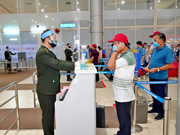 Hàng không nâng cảnh báo phòng chống dịch lên mức cao nhất, giá vé máy bay Tết giảm sâu
