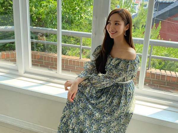 7 món đồ đắt nhất trên Instagram của Park Min Young: Choáng với bộ váy hoa trễ vai nhìn đơn giản mà gần 100 triệu
