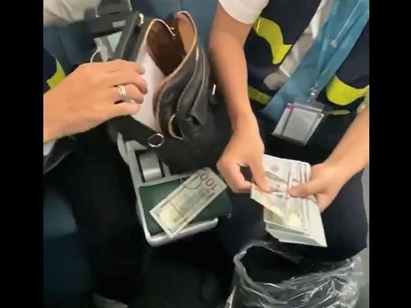 Nhân viên Vietnam Airlines trả lại gần 260 triệu đồng cho hành khách để quên trên máy bay