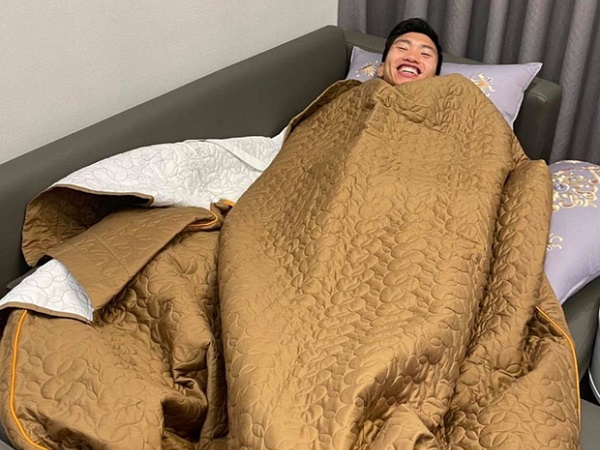 Văn Hậu đi ngủ 'chực' nhà Đức Chinh, cao quá nên nằm sofa cũng không vừa
