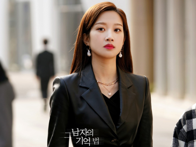 Cách diện blazer và áo khoác dáng dài cực kỳ tôn dáng từ nữ chính True Beauty mà nàng 30 nào cũng có thể áp dụng