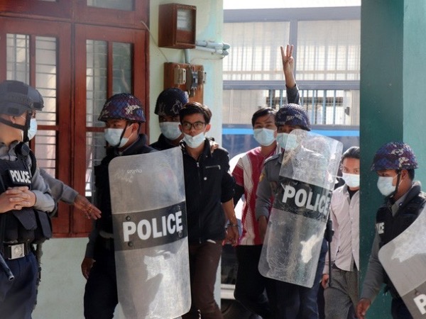 Quân đội Myanmar đối mặt sức ép gia tăng