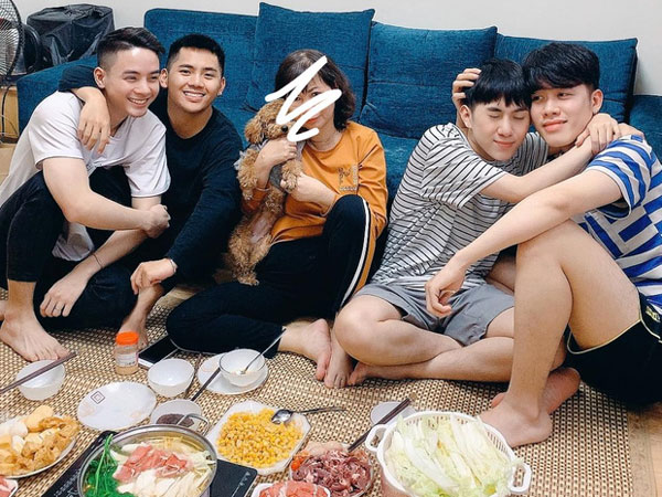 Bức ảnh lột tả sự thực phũ phàng mùa Tết: Anh em về nhà tự chơi với nhau, phụ huynh còn bận chăm 'con ruột'