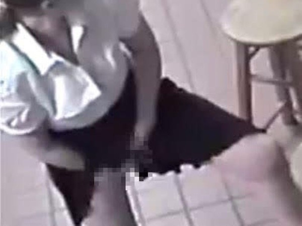 Video: Bị mắng thậm tệ, nữ bồi bàn nhét xúc xích vào 'chỗ kín' rồi đem ra phục vụ cho khách