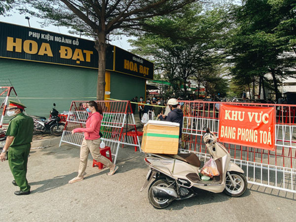 Cận cảnh phong toả, cách ly hơn 1.000 cư dân chung cư Ehome sau khi nhân viên sân bay Tân Sơn Nhất mắc Covid-19