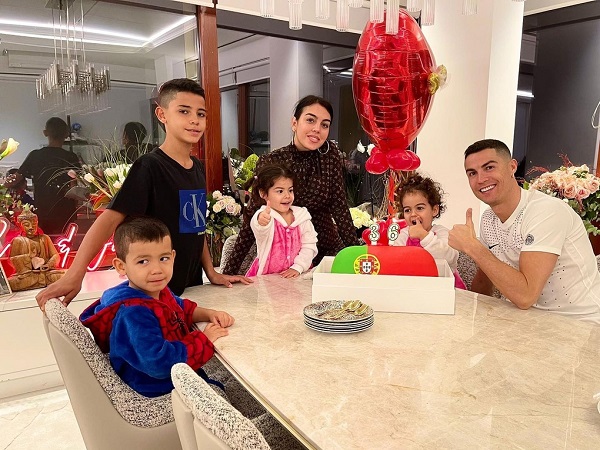 Ronaldo: 'Tôi không dám hứa sẽ chơi bóng thêm 20 năm nữa'