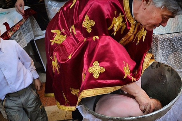 Bé 6 tuần tuổi tử vong khi rửa tội