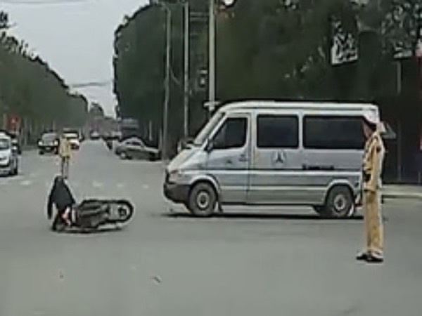 Video: Tài xế ôtô phớt lờ hiệu lệnh CSGT, suýt gây thảm họa