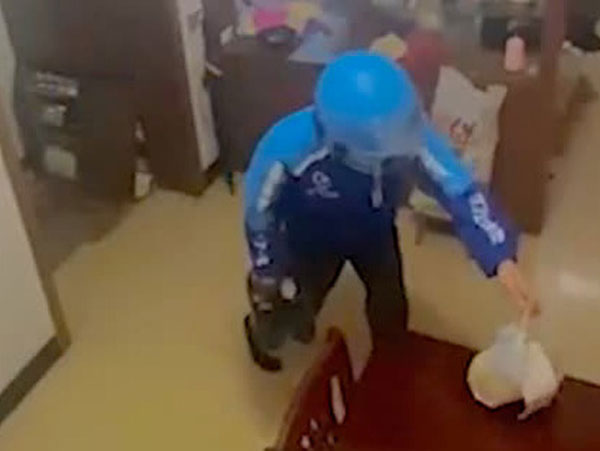 Trốn mẹ đặt đồ ăn, thanh niên nhắn tin nhờ shipper 'đi nhẹ nói khẽ', phản ứng của anh giao hàng khiến dân tình cười ngã ngửa