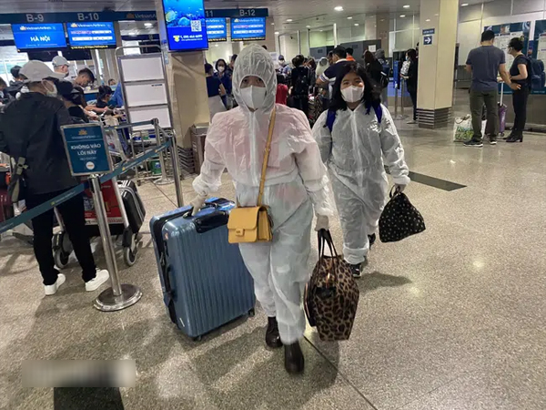 TP.HCM: Lo ngại dịch bệnh, người dân mặc đồ bảo hộ kín mít ra sân bay về quê ăn Tết