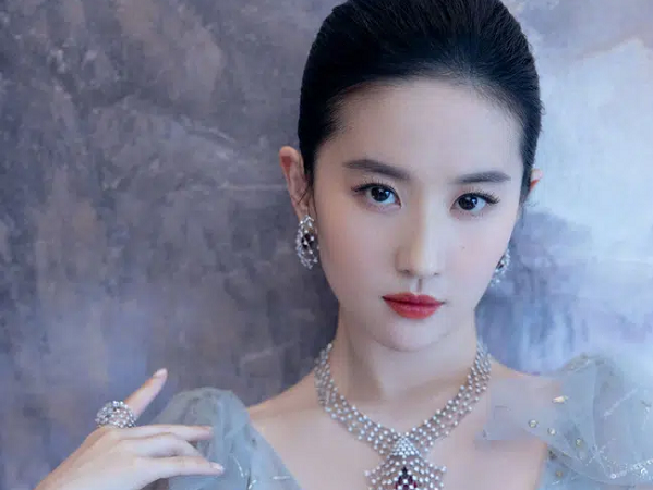 No.1 hot search Weibo: Hồ Ca chính thức lên tiếng trước tin đồn đăng ký kết hôn cùng Lưu Diệc Phi