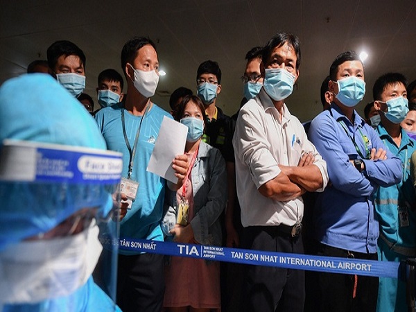 Phát hiện thêm 24 ca nghi nhiễm Covid-19, TP HCM họp khẩn
