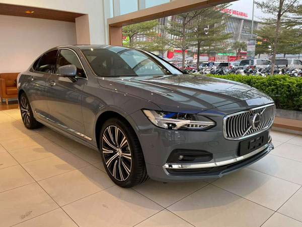 Lô Volvo S90 2021 đầu tiên về Việt Nam: Giá 2,15 tỷ đồng, đối thủ của Mercedes E-Class và BMW 5-Series