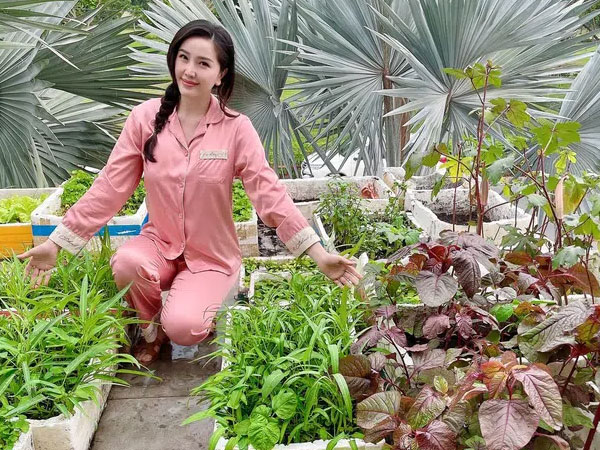 Cách Bảo Thy 'chill' bên trong biệt thự hào môn: Chán du lịch 'chanh sả' thì về trồng rau, diện dép lê gần 16 triệu thăm vườn