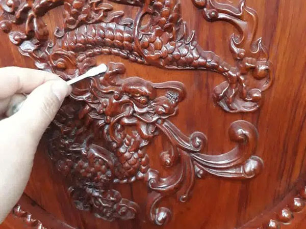 Dùng hết 4 gói tăm bông mới 'xử lý' xong 1 chiếc ghế, ai cũng đồng cảm với 'cơn ác mộng' từ tấm bé