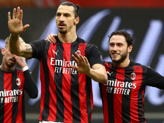Kết quả Milan 4-0 Crotone: Ibra ghi bàn thứ 500 cấp CLB, Milan giành lại ngôi đầu