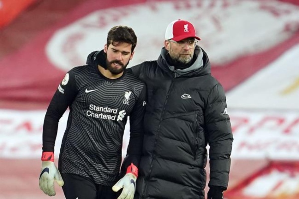 HLV Klopp thẳng thắn chỉ ra sai lầm của Alisson, thừa nhận Liverpool 'chỉ đua top 4'