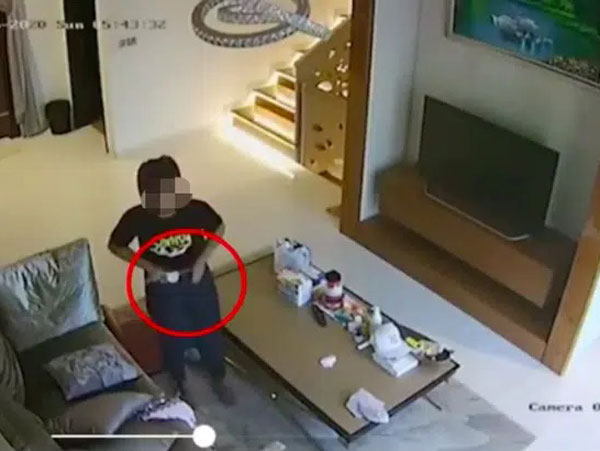Phát hiện khẩu trang đang dùng có sự bất thường, chủ nhà check camera mới phát hiện hành vi ghê tởm của nữ giúp việc