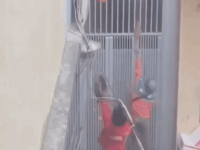 Bất ngờ với hành động lạ của 2 shipper trước cửa, hỏi ra mới biết lý do càng gây ngán ngẩm