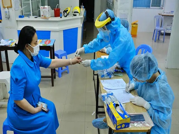 TP.HCM xuyên đêm xét nghiệm COVID-19 lần 2 cho hàng nghìn nhân viên sân bay Tân Sơn Nhất
