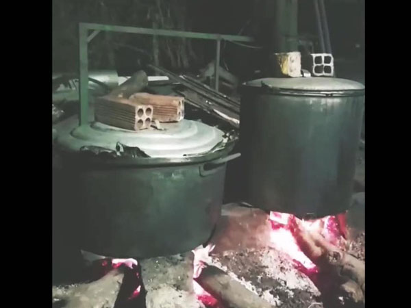 Dù cẩn thận thuê người gói bánh, cụ ông vẫn 'giận tím mặt'  vì 1 phút bất cẩn mà 30kg gạo biến thành 65 bánh tét 'bóng đêm', ăn không được đổ đi không xong!