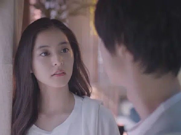 Gần Tết chồng cũ mua cây đào đắt tiền làm quà mong đoàn tụ, ai ngờ phải "đứng hình" khi nhìn thấy người đàn ông đang gói bánh chưng trong sân