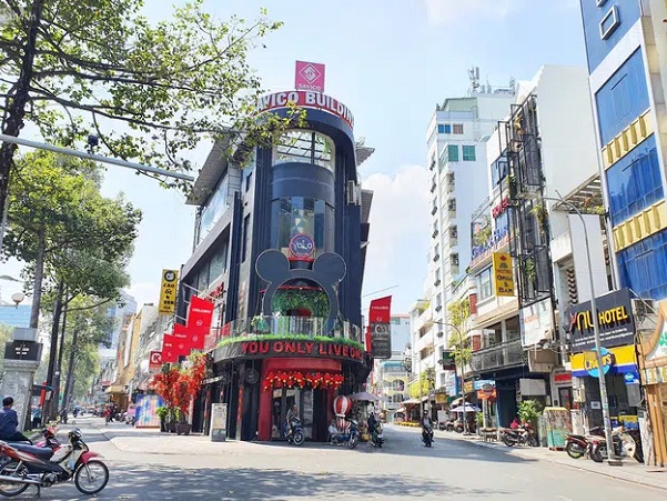 TP.HCM ngày đầu tạm dừng các hoạt động vui chơi, giải trí: Hàng quán đóng cửa, đường phố vắng vẻ