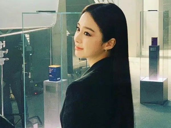 Hình ảnh lạ lẫm của Kim Tae Hee trong hậu trường quay quảng cáo, nhìn đến ảnh cận mặt mới ngỡ ngàng nhan sắc