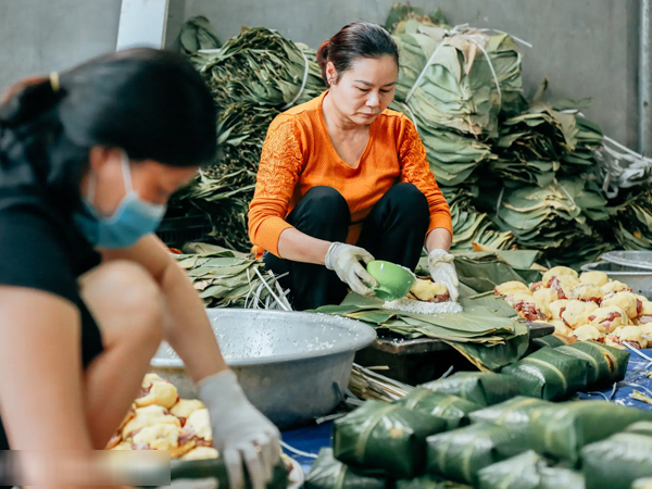 Làng bánh chưng Tranh Khúc nhộn nhịp vụ Tết: Những người thợ được 'lập trình' cứ 30 giây xong một chiếc bánh, phải chế cho được nồi chứa 400 chiếc bánh mới chịu 'nổi lửa'
