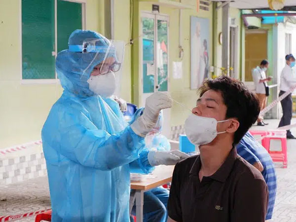 TP.HCM phát hiện thêm 2 nhân viên sân bay Tân Sơn Nhất nghi nhiễm Covid-19