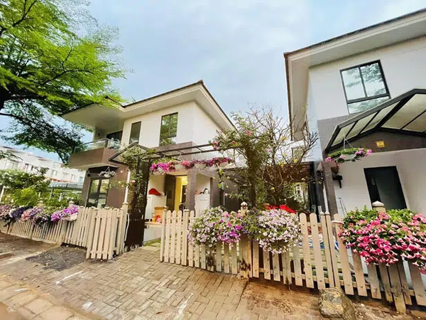 Biệt thự triệu đô của Nhật Kim Anh được trang hoàng rực rỡ đón Tết, cây mai 600 triệu đồng chiếm spotlight