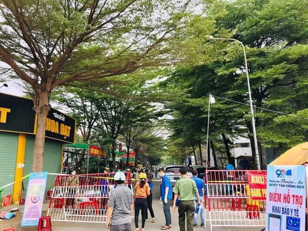 Tình người ấm áp trong chung cư bị phong tỏa ở Bình Dương: Lực lượng chống dịch làm việc ngày đêm, mồ hôi đầm đìa, đôi mắt thâm quầng vì thiếu ngủ