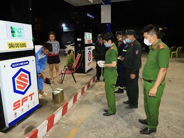 Hơn 500 cảnh sát vây bắt đường dây làm giả hàng trăm triệu lít xăng