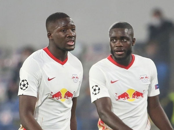 MU từ bỏ Upamecano, PSG lại chọc tức Barca