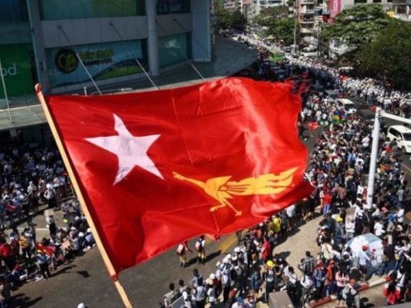 Myanmar: Quân đội đột kích trụ sở đảng NLD, cảnh sát bắt đầu về phe người biểu tình