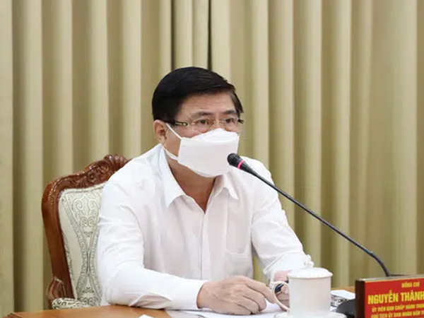 Chủ tịch UBND TP.HCM nhắn nhủ người dân khi tham quan đường hoa dịp Tết: 'Tôi chụp ảnh đeo khẩu trang thấy vẫn đẹp như thường'