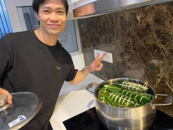 Công Phượng tự tay gói bánh tét ăn Tết, luộc bánh bằng bếp từ khiến fan phì cười: 'Đúng kiểu nhà giàu'