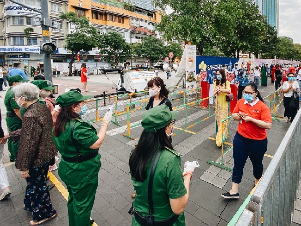 Ảnh: Người Sài Gòn xếp hàng đo thân nhiệt, đeo khẩu trang vào 'check in' đường hoa Nguyễn Huệ