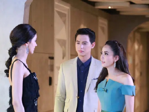 Bị tình cũ của chồng cà khịa 'già như trái cà mà vớ được mâm son'', chị vợ đáp trả sâu cay khiến cô bẽ mặt