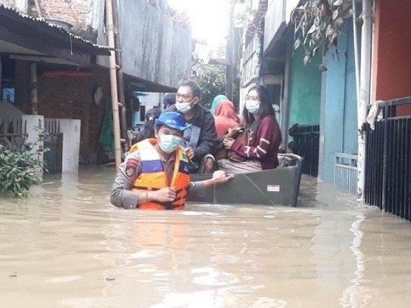 Lũ lụt gây mất điện, sơ tán ở thủ đô Jakarta của Indonesia