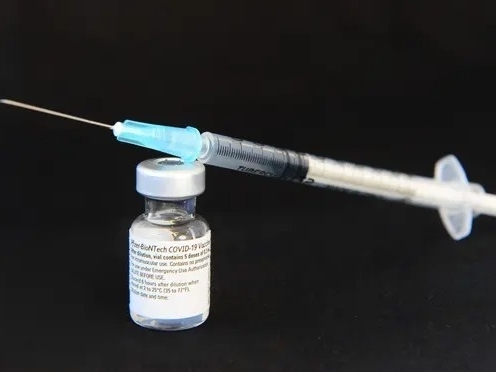 Nhật Bản sẽ bỏ phí hàng triệu liều vaccine vì thiếu bơm tiêm