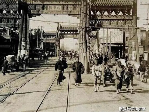 Loạt ảnh hiếm khắc họa rõ nét ngày Tết thời nhà Thanh: Người dân đi lại tấp nập khắp phố xá, pháo là thứ không thể thiếu trong ngày đầu năm