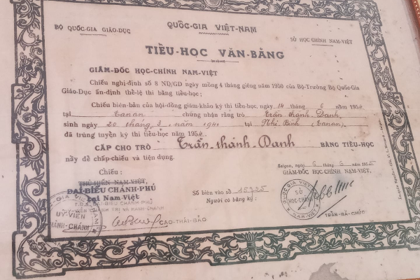 Hậu khoe cha mẹ, dân mạng bắt đầu chuyển sang khoe bằng cấp từ thời 'ông bà anh'